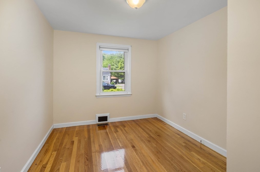 33 Livoli Ave, Braintree MA 02184-8613 exterior