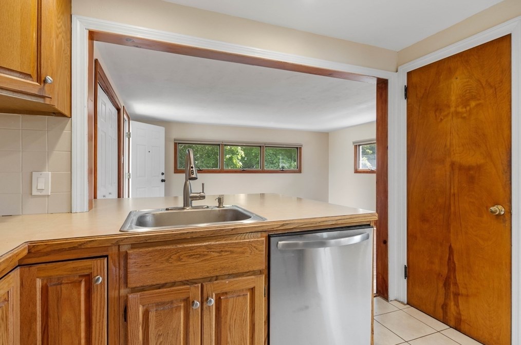 33 Livoli Ave, Braintree MA 02184-8613 exterior