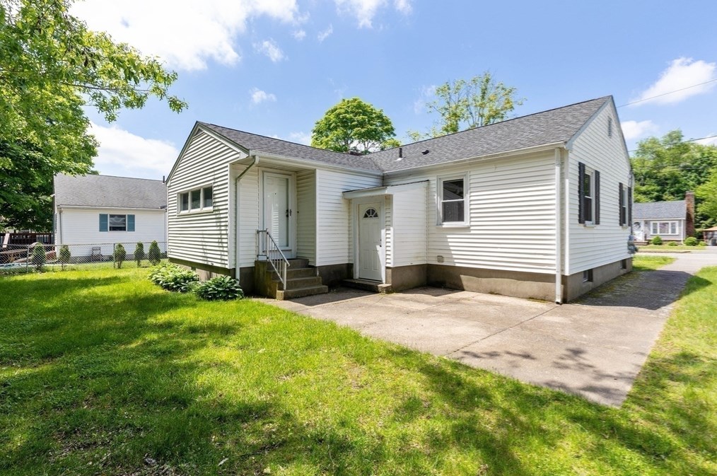 33 Livoli Ave, Braintree MA 02184-8613 exterior