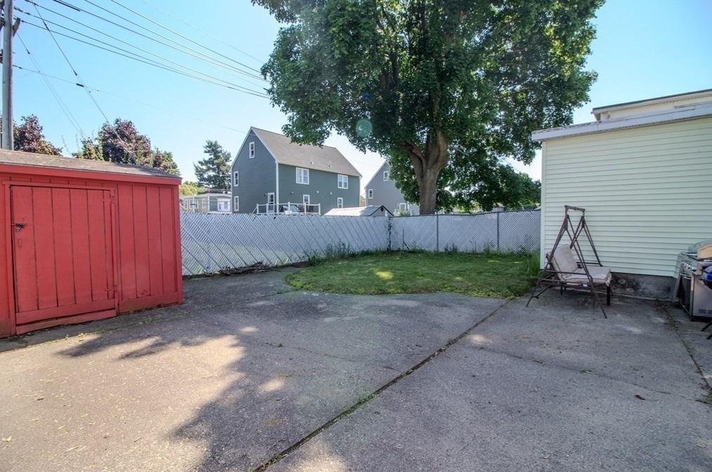 24 Blossom St, Lowell MA 01852-4543 exterior