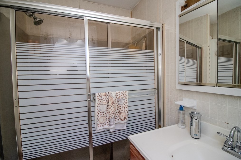 24 Blossom St, Lowell MA 01852-4543 exterior