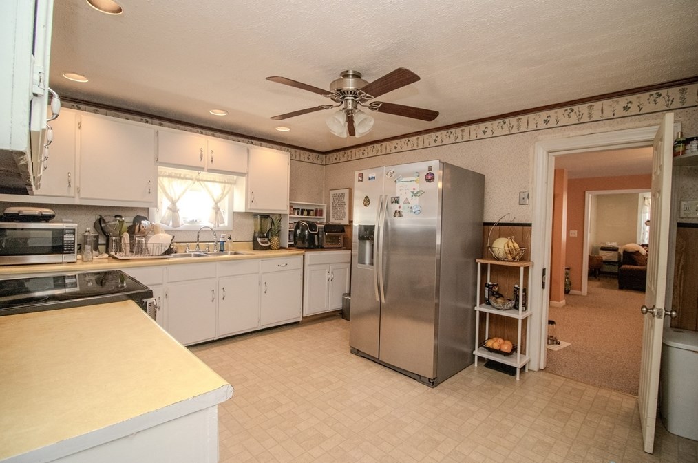 24 Blossom St, Lowell MA 01852-4543 exterior