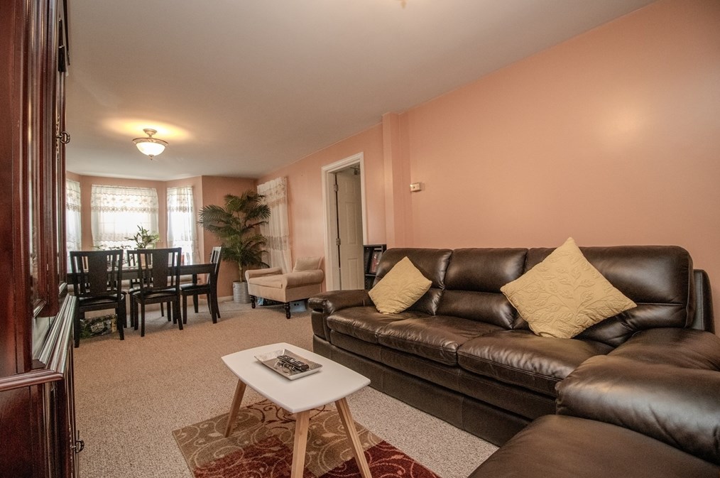 24 Blossom St, Lowell MA 01852-4543 exterior