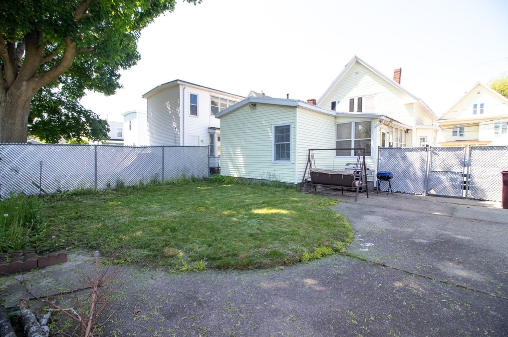 24 Blossom St, Lowell MA 01852-4543 exterior