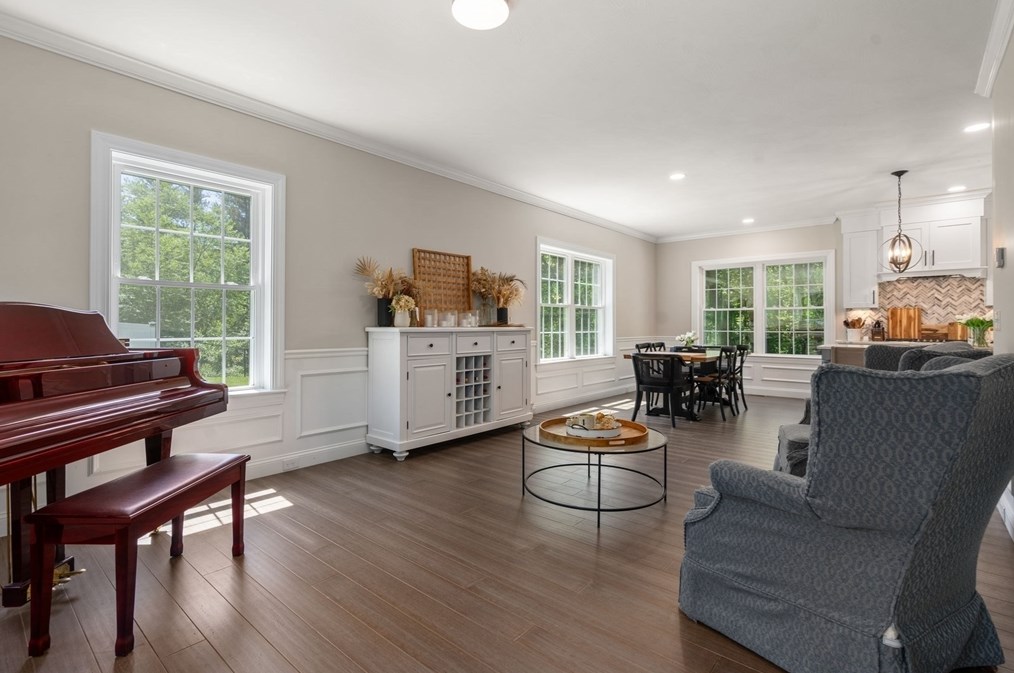 275 Chestnut St, Hudson MA 01749-3237 exterior