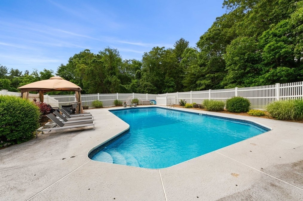 715 Marshall St, Holliston MA 01746-1438 exterior