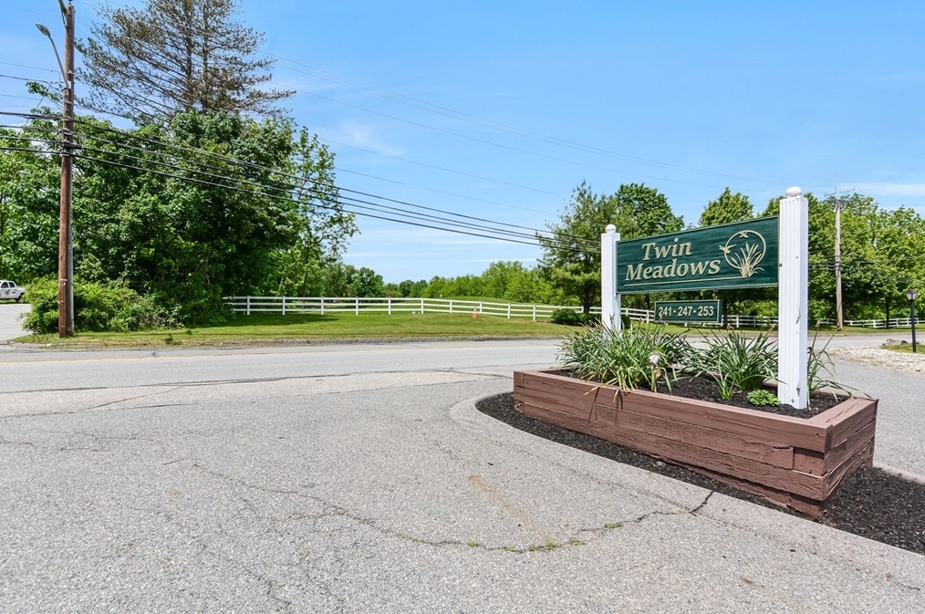 247 Broadway Rd, Dracut MA 01826-2765 exterior