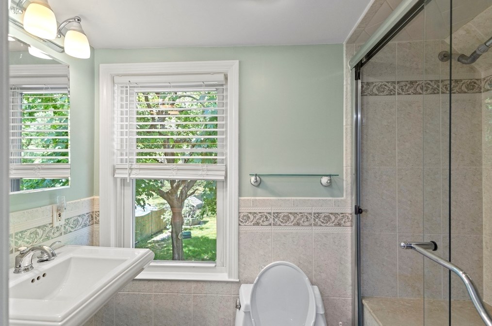 105 Thicket St, Weymouth MA 02190-1223 exterior