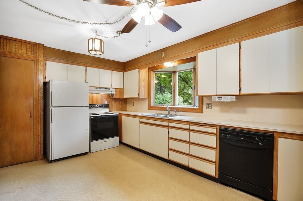 14 Cedar Dr, Granby MA 01033-9525 exterior