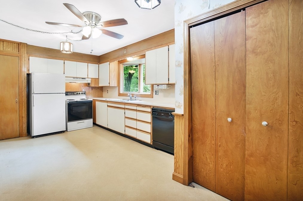 14 Cedar Dr, Granby MA 01033-9525 exterior