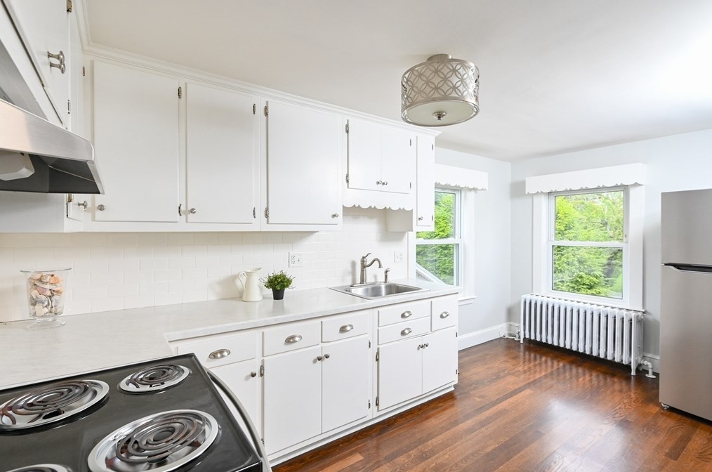 10 Ash St, Cohasset MA 02025-2210 exterior