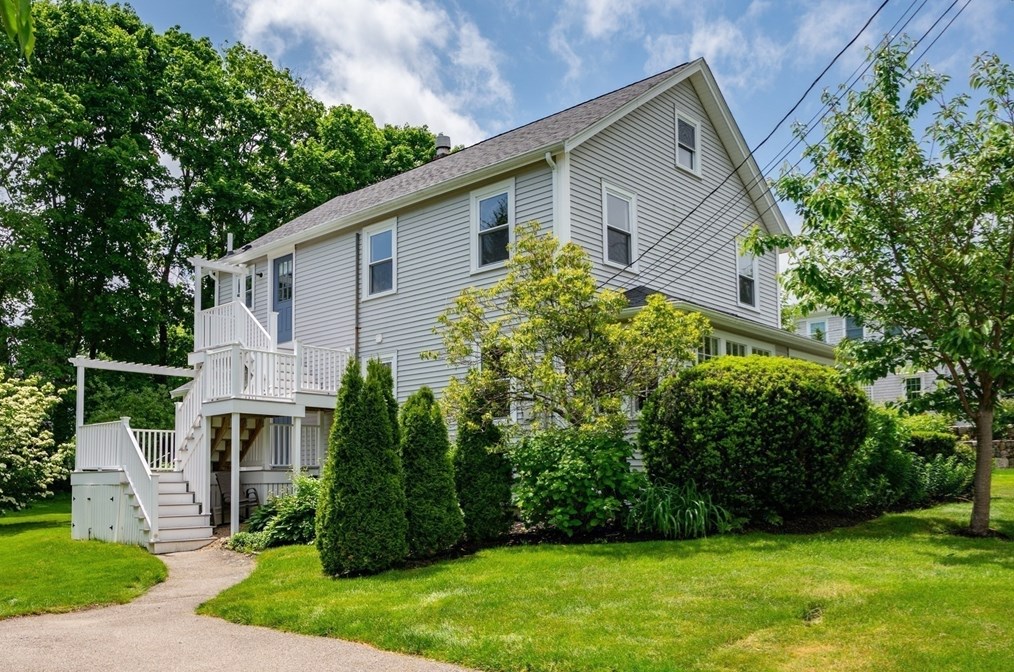 10 Ash St, Cohasset MA 02025-2210 exterior