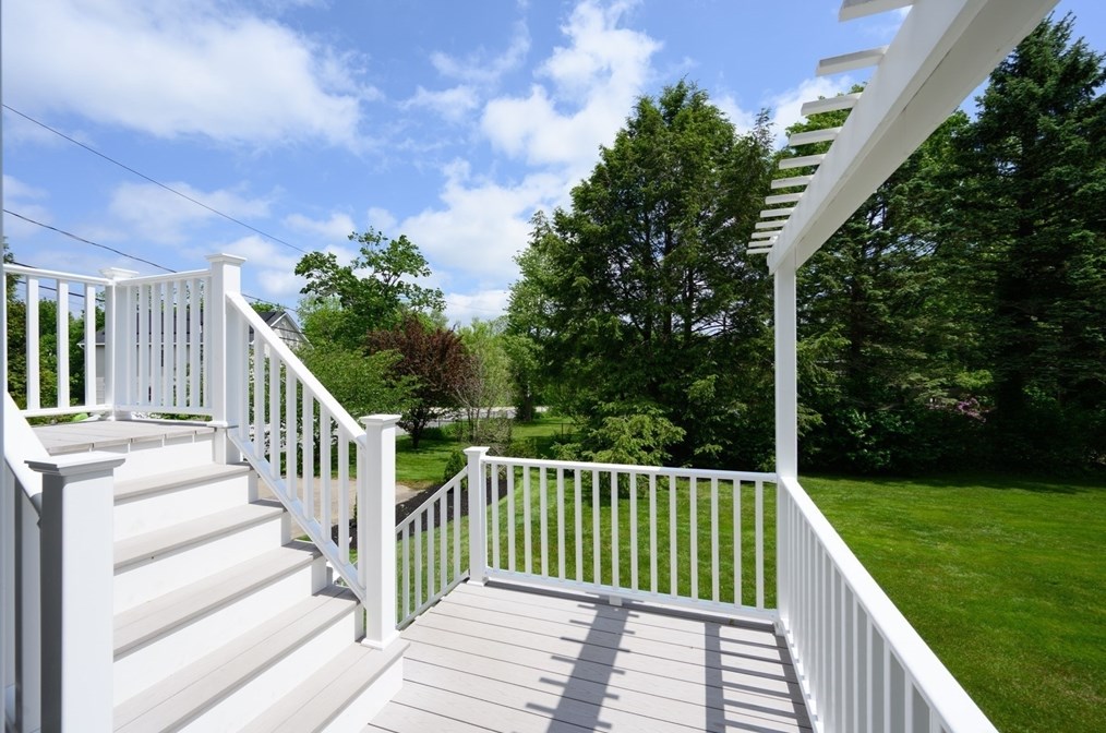 10 Ash St, Cohasset MA 02025-2210 exterior