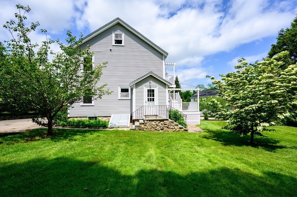 10 Ash St, Cohasset MA  02025-2220 exterior