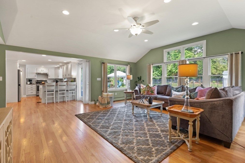 17 Collins Ave, Reading MA 01867-1017 exterior