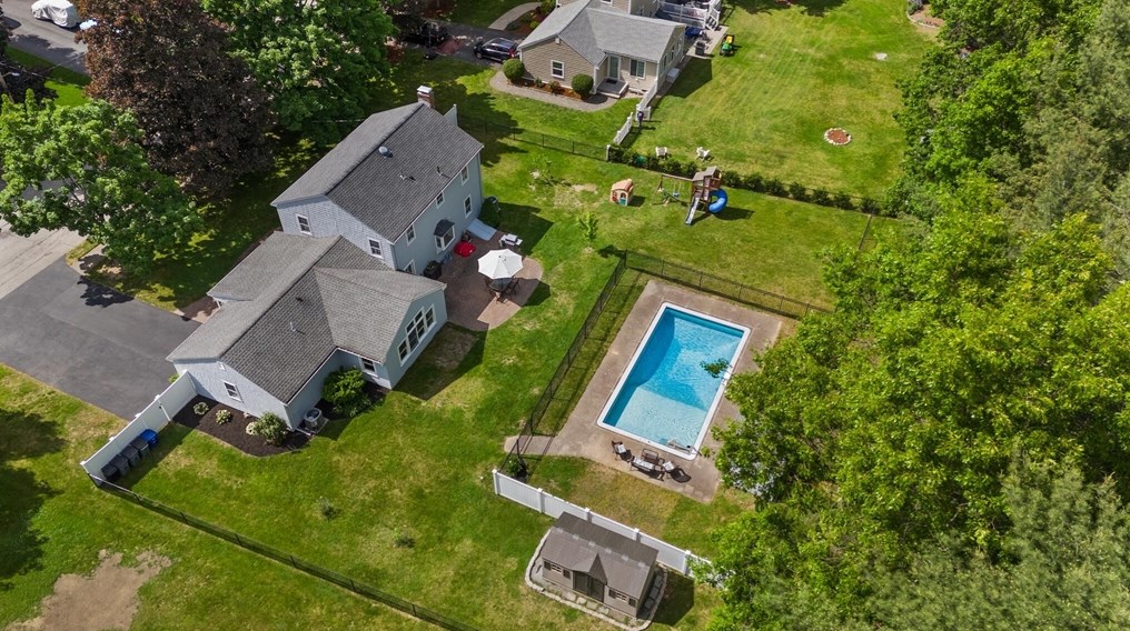 17 Collins Ave, Reading MA 01867-1017 exterior