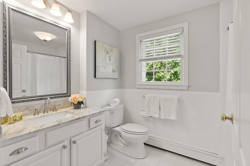 17 Collins Ave, Reading MA 01867-1017 exterior