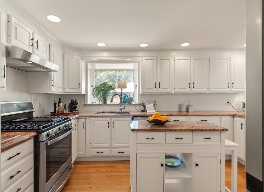 17 Collins Ave, Reading MA 01867-1017 exterior