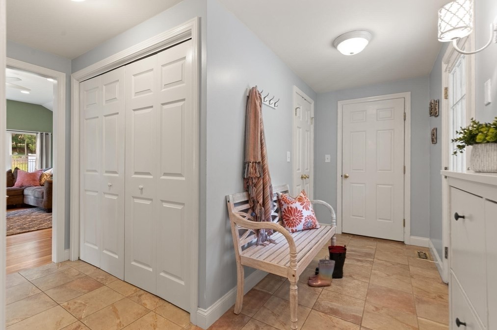 17 Collins Ave, Reading MA 01867-1017 exterior