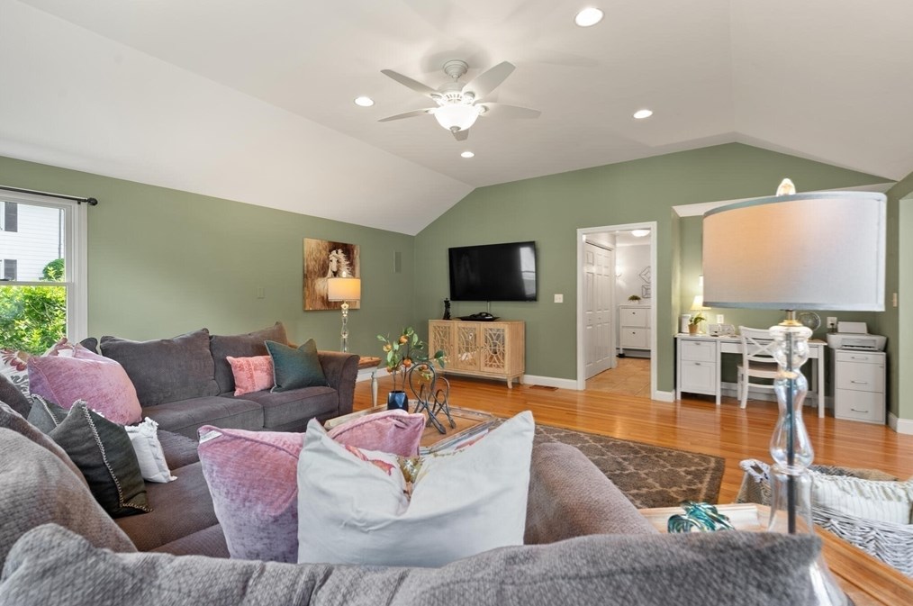 17 Collins Ave, Reading MA 01867-1017 exterior