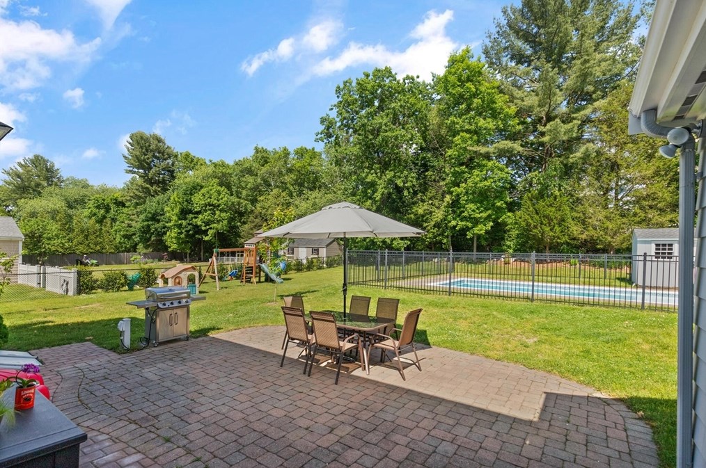 17 Collins Ave, Reading MA 01867-1017 exterior