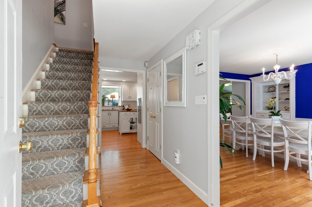 17 Collins Ave, Reading MA 01867-1017 exterior