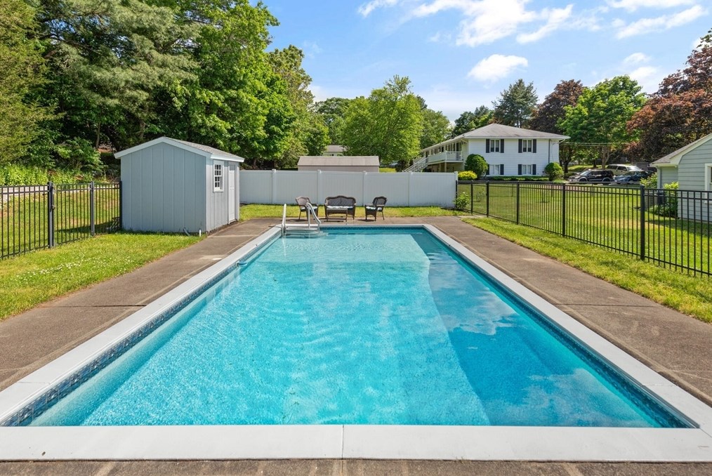 17 Collins Ave, Reading MA 01867-1017 exterior