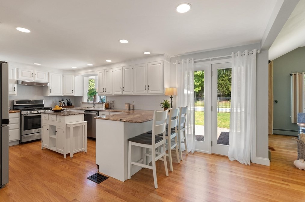 17 Collins Ave, Reading MA 01867-1017 exterior