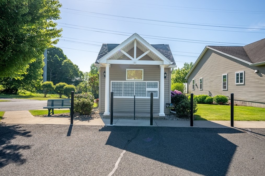 142 Canterbury Way, West Springfield MA 01089-4200 exterior