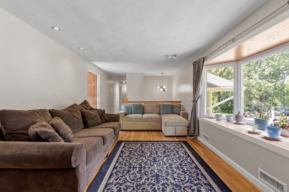 8 Alamo Cir, Chelmsford MA 01824-4547 exterior