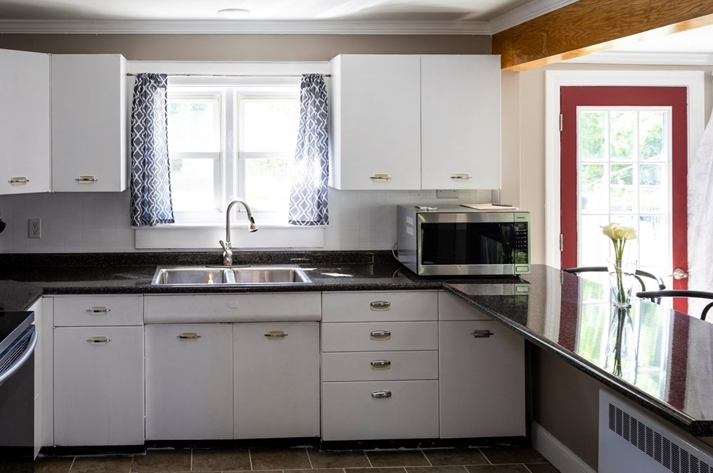 379 Main St, East Brookfield MA 01515-1703 exterior