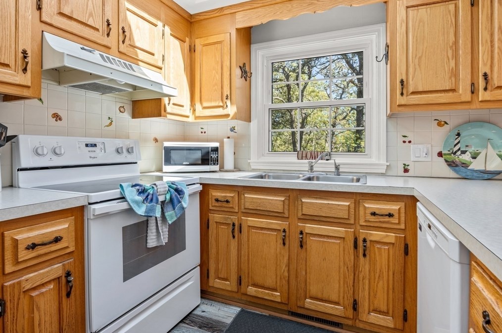 50 Monomoit Ln, Chatham MA 02633-2945 exterior