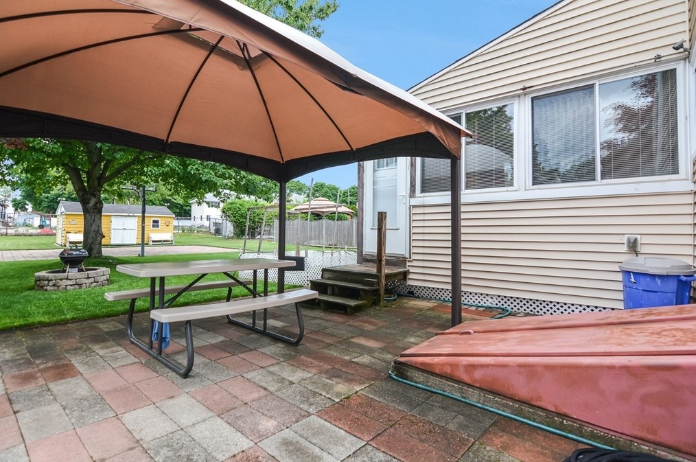 122 Washington St, Woburn MA  01801-4661 exterior