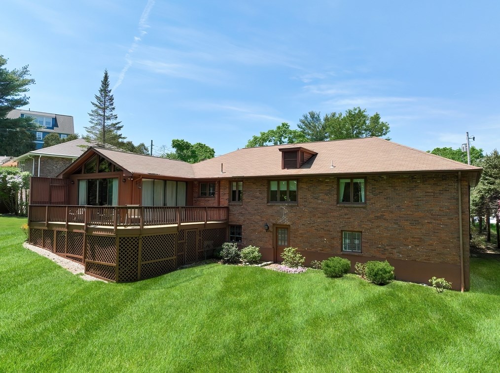 81 Cross Hl Rd, Newton MA 02459-3121 exterior