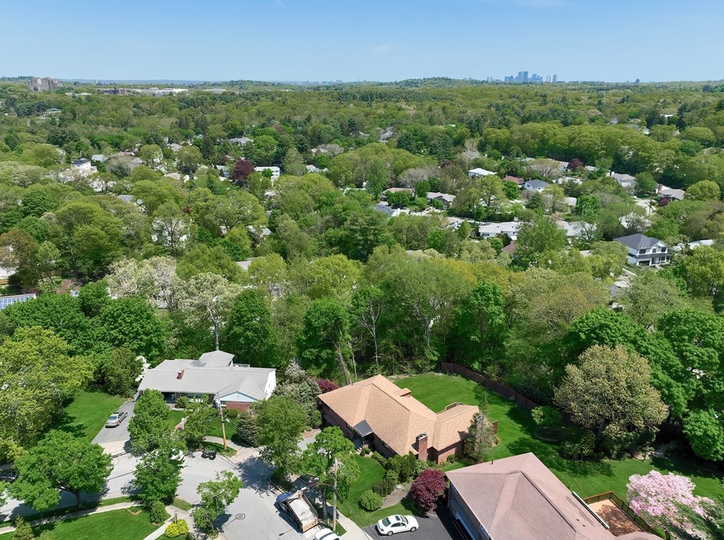 81 Cross Hl Rd, Newton MA 02459-3121 exterior