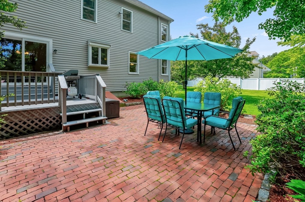 4 Linbrook Ln, Franklin MA 02038-1673 exterior