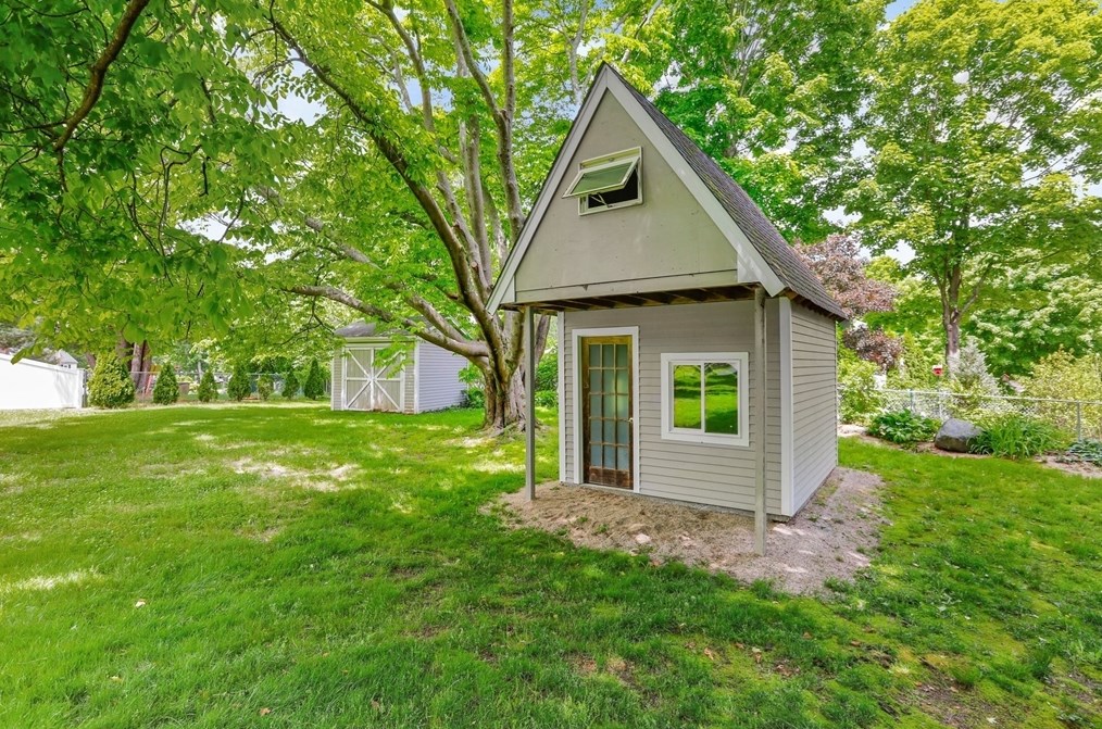 4 Linbrook Ln, Franklin MA 02038-1673 exterior