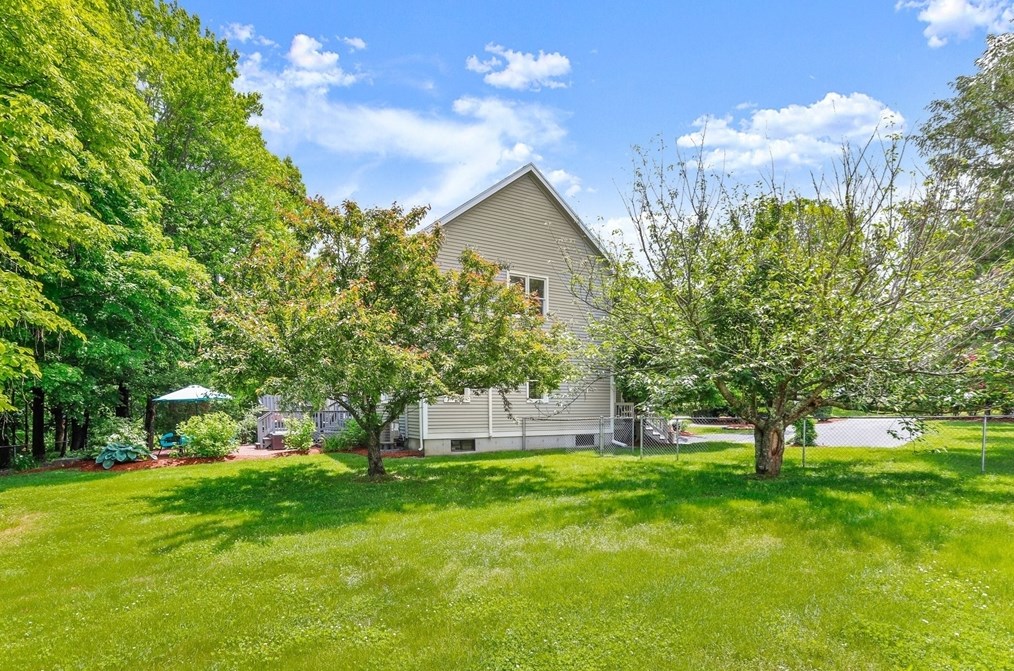 4 Linbrook Ln, Franklin MA 02038-1673 exterior