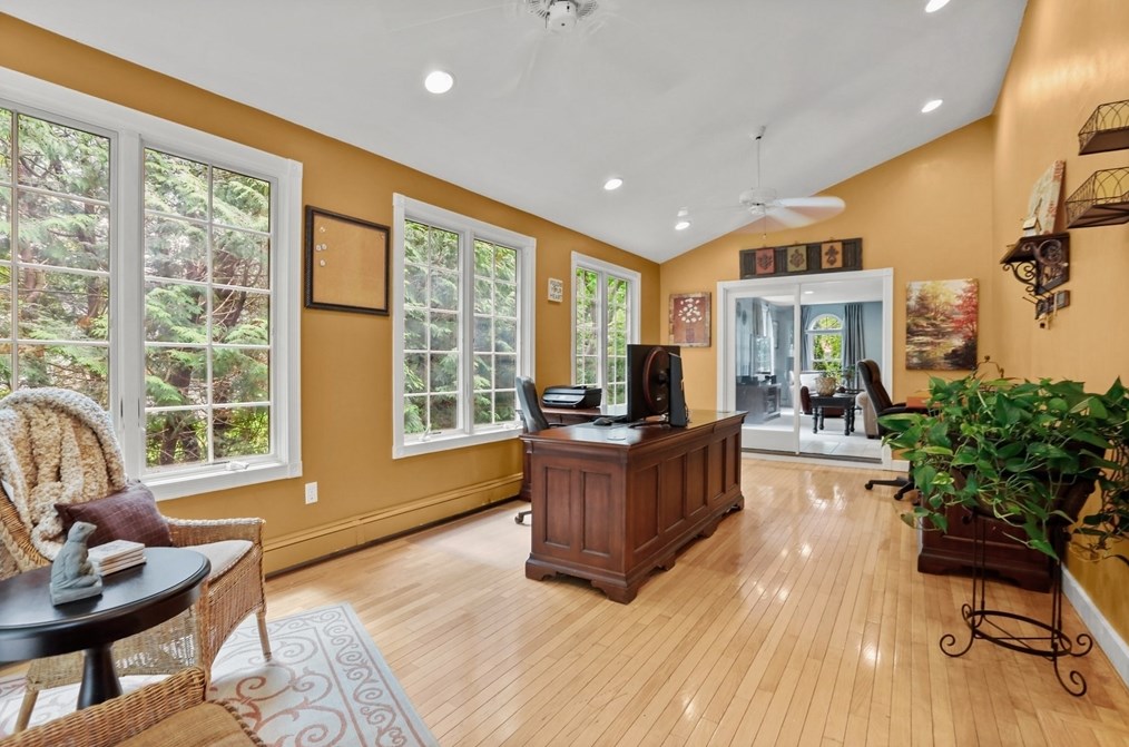 4 Linbrook Ln, Franklin MA 02038-1673 exterior