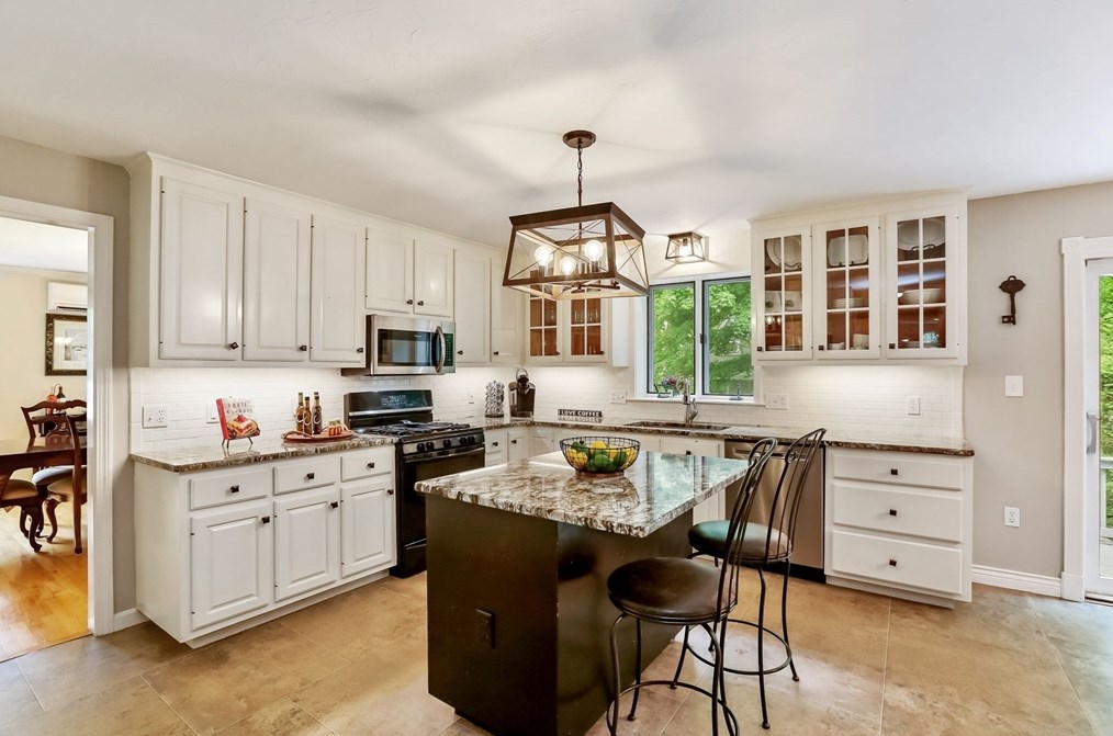 4 Linbrook Ln, Franklin MA 02038-1673 exterior