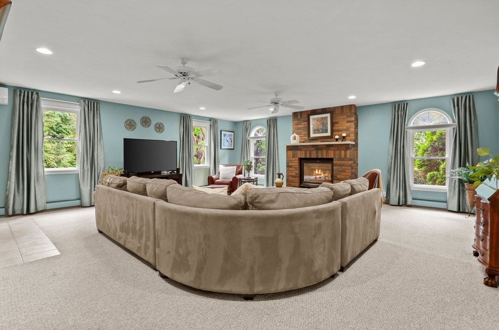 4 Linbrook Ln, Franklin MA 02038-1673 exterior