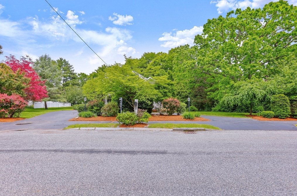 4 Linbrook Ln, Franklin MA 02038-1673 exterior