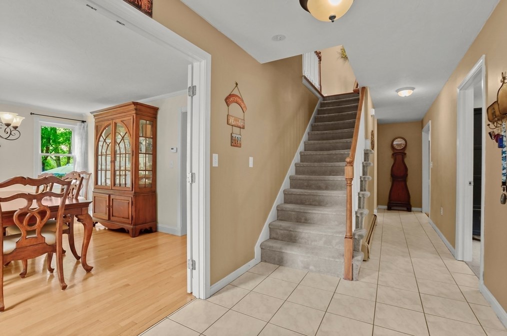 4 Linbrook Ln, Franklin MA 02038-1673 exterior