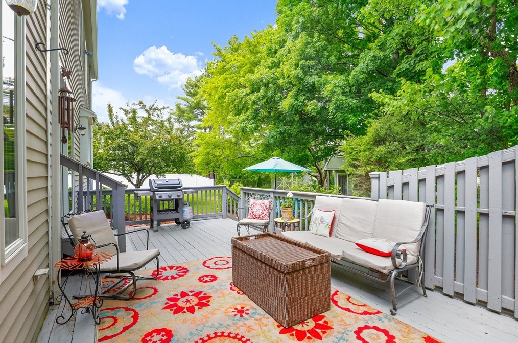 4 Linbrook Ln, Franklin MA 02038-1673 exterior