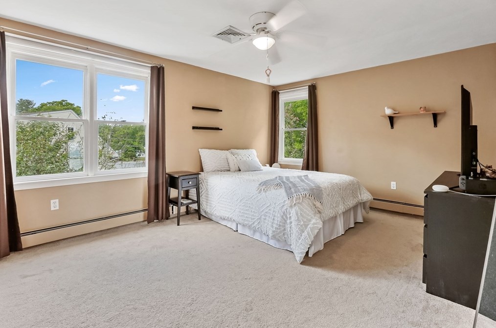 4 Linbrook Ln, Franklin MA 02038-1673 exterior