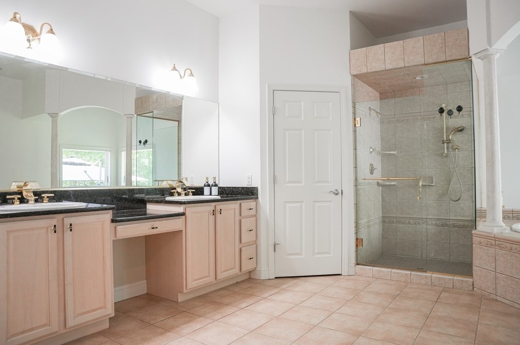 1274 Old Fall Riv Rd, Dartmouth MA 02747-1158 exterior