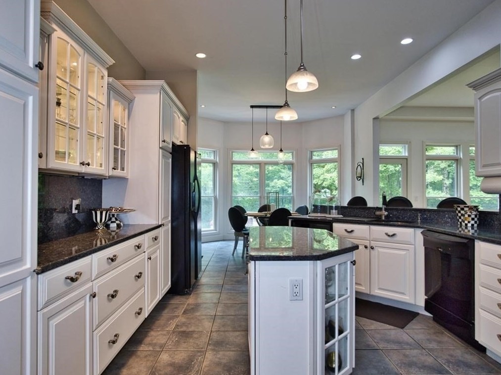 1274 Old Fall Riv Rd, Dartmouth MA 02747-1158 exterior