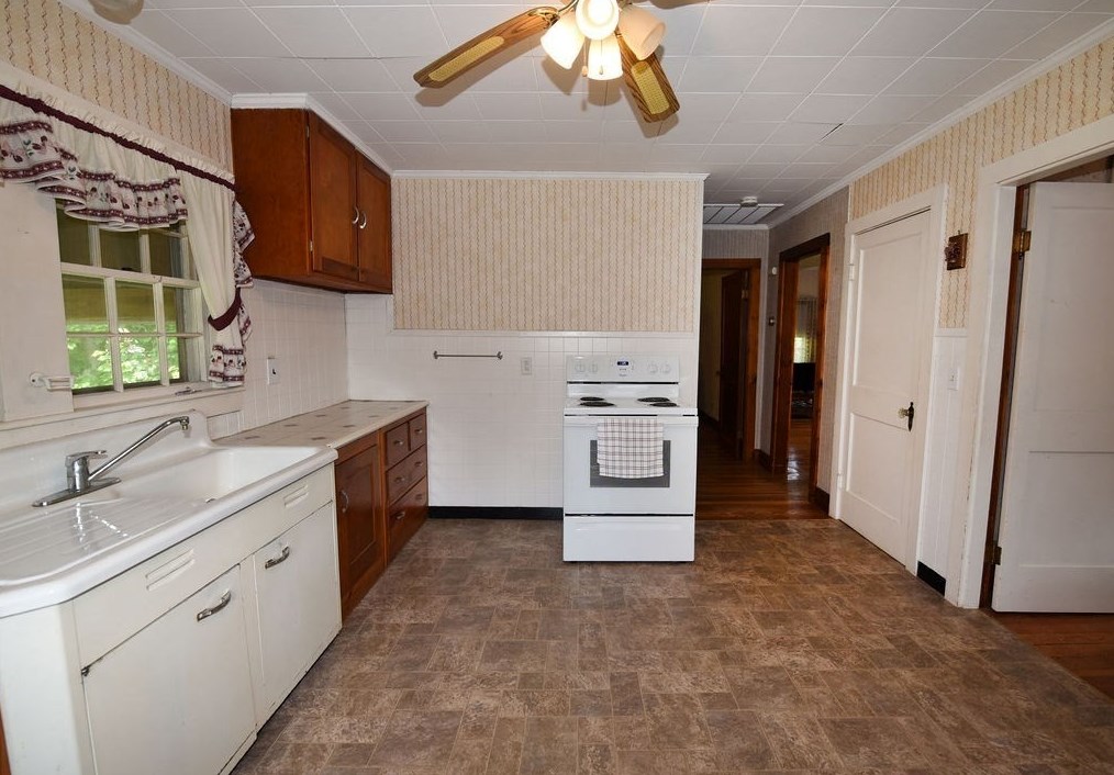 106 High St, Whitman MA 02382-1134 exterior