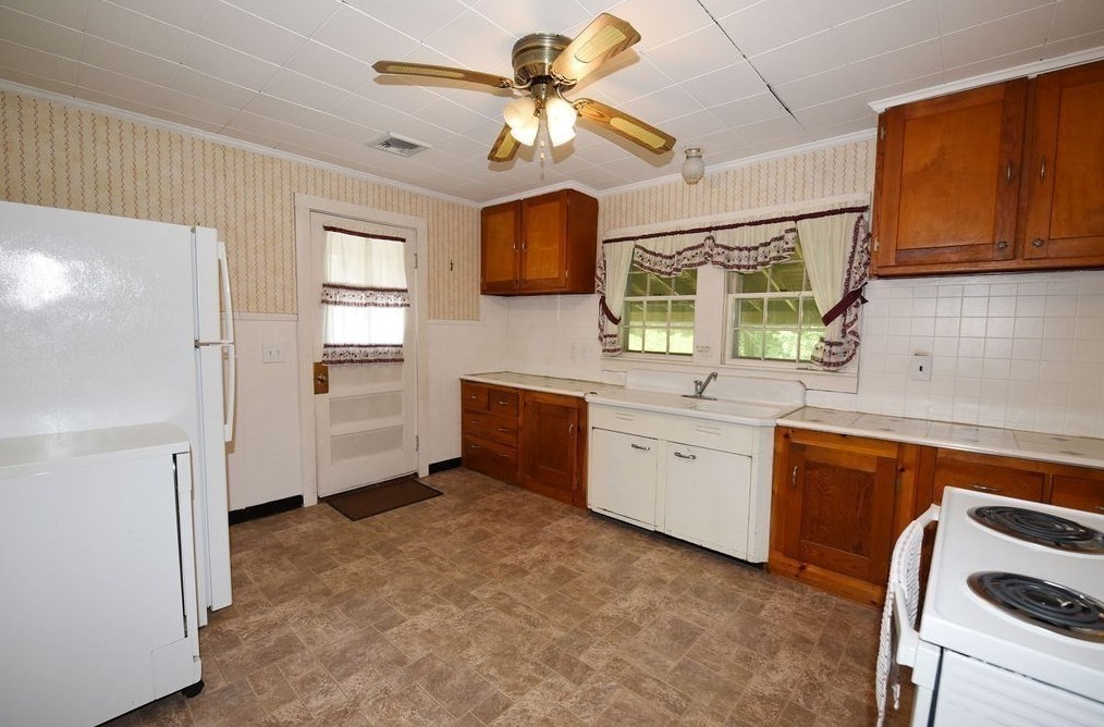 106 High St, Whitman MA 02382-1134 exterior