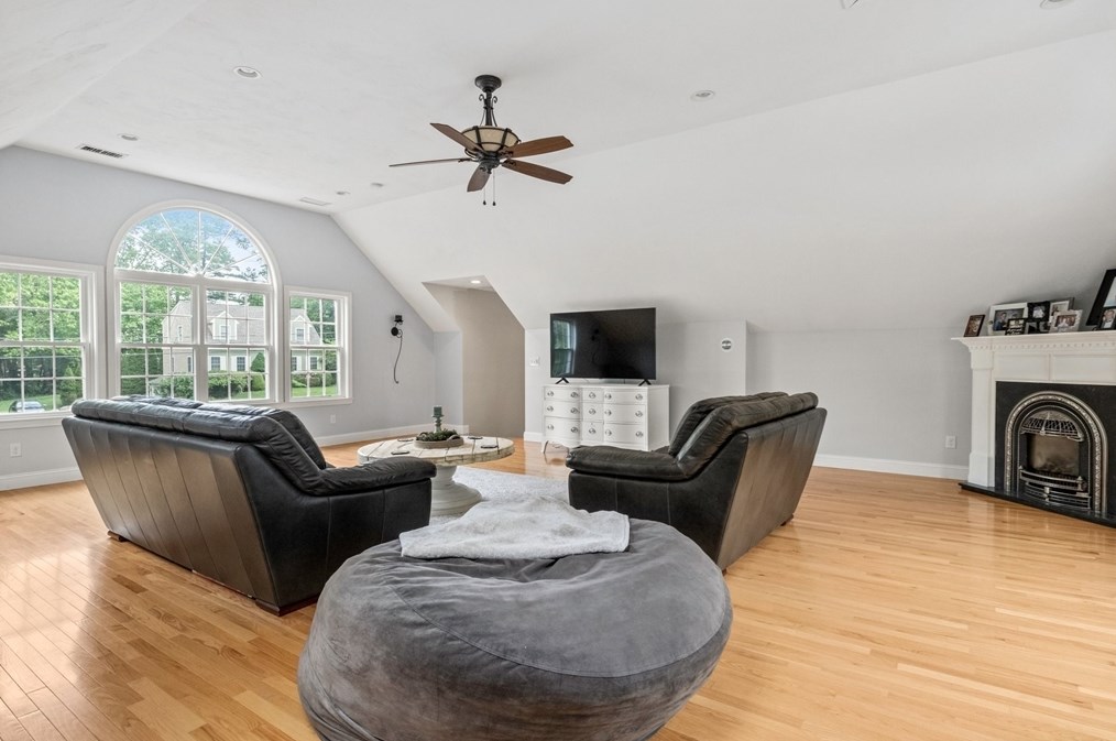 36 Chershire Ave, New Bedford MA 02743-2512 exterior